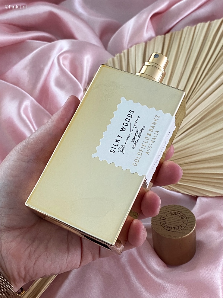Van een mooie geur en parfum kan ik ontzettend genieten en blij worden, dit gevoel had ik meteen bij de eerste spray van de nieuwste Goldfield & Banks lancering genaamd Silky Woods. Niet alleen de flacon is een plaatje, de geur is uniek, vrouwelijk, mooi...en zo kan ik nog wel even doorgaan!