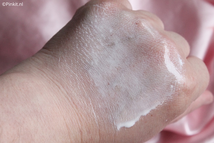 Het is al een week heerlijk weer, tijd voor mij dus om diverse zonbescherming eens goed te testen. Ik gebruik sowieso elke dag een een SPF voor mijn gezicht, maar de afgelopen week had ik dus een extra excuus om wat vaker in de zon te zitten i.p.v. achter mijn laptop haha! Ik heb namelijk o.a. de Sun SPF 50+ van IK Skin Perfection getest en daar vertel ik in dit artikel wat meer over...