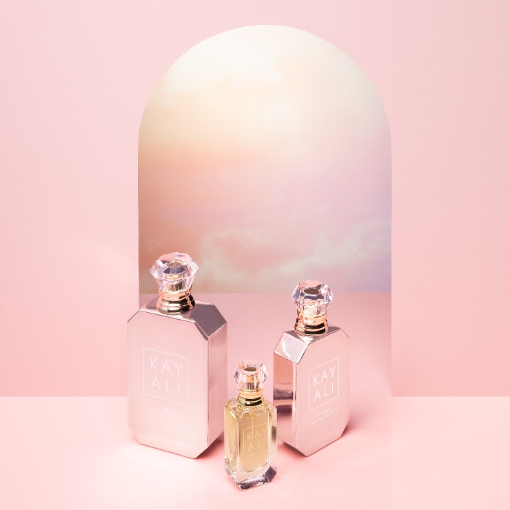 Beleef deze zomer een dromerige olfactieve reis met KAYALI's nieuwste parfum Utopia Vanilla Coco | 21. De nieuwe Eau de Parfum Intense weerspiegelt Mona Kattan's liefde voor zoete vanille en haar obsessie voor kokosnoot. Droom weg naar een zonovergoten eiland met de geur van zoete, bedwelmende warmte van strandachtige zomerdagen.