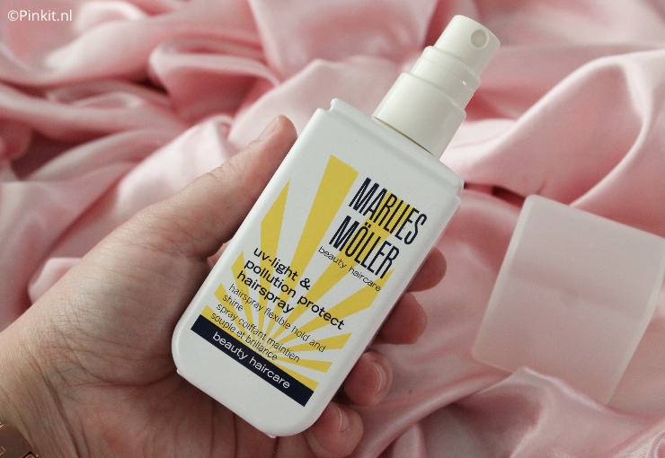 Van het merk Marlies Möller heb ik een aantal producten ontvangen om de komende weken te gaan testen. Inmiddels heb ik alle producten al in gebruik en in dit artikel ga ik wat meer vertellen over de UV-Light & Pollution Protect Hairspray. Over de andere producten vertel ik binnenkort wat meer in een nieuwe In The Mix.