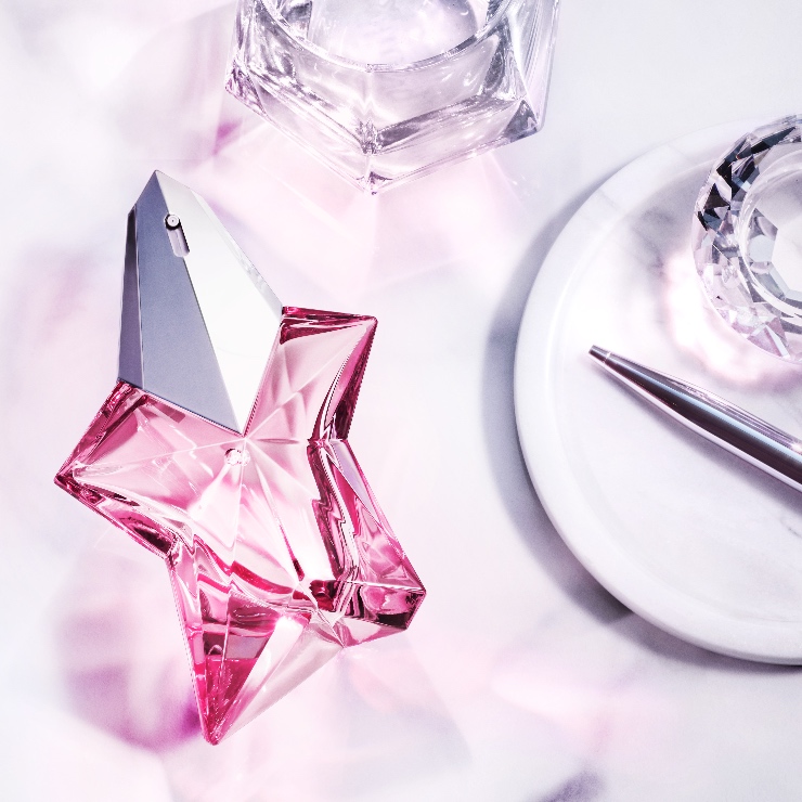 Een nieuwe ster is ontwaakt, en brengt het ongewone terug naar het gewone, dagelijkse leven...aangezien de echte wereld, de realiteit, simpelweg niet voldoende is. ANGEL NOVA Eau de Toilette is een nieuwe, indringende geur; een symbool van Mugler’s bekende kenmerken als overdaad en decadentie, en een compromisloze, ondubbelzinnige en onbevreesde creatie voor alle evenzo onbevreesde muzen die hun dromen naar een realiteit weten om te zetten, en vanuit hun realiteit in een droom weten te leven.