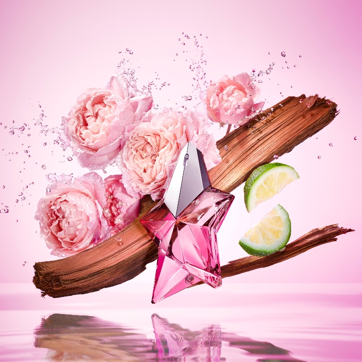 Een nieuwe ster is ontwaakt, en brengt het ongewone terug naar het gewone, dagelijkse leven...aangezien de echte wereld, de realiteit, simpelweg niet voldoende is. ANGEL NOVA Eau de Toilette is een nieuwe, indringende geur; een symbool van Mugler’s bekende kenmerken als overdaad en decadentie, en een compromisloze, ondubbelzinnige en onbevreesde creatie voor alle evenzo onbevreesde muzen die hun dromen naar een realiteit weten om te zetten, en vanuit hun realiteit in een droom weten te leven.