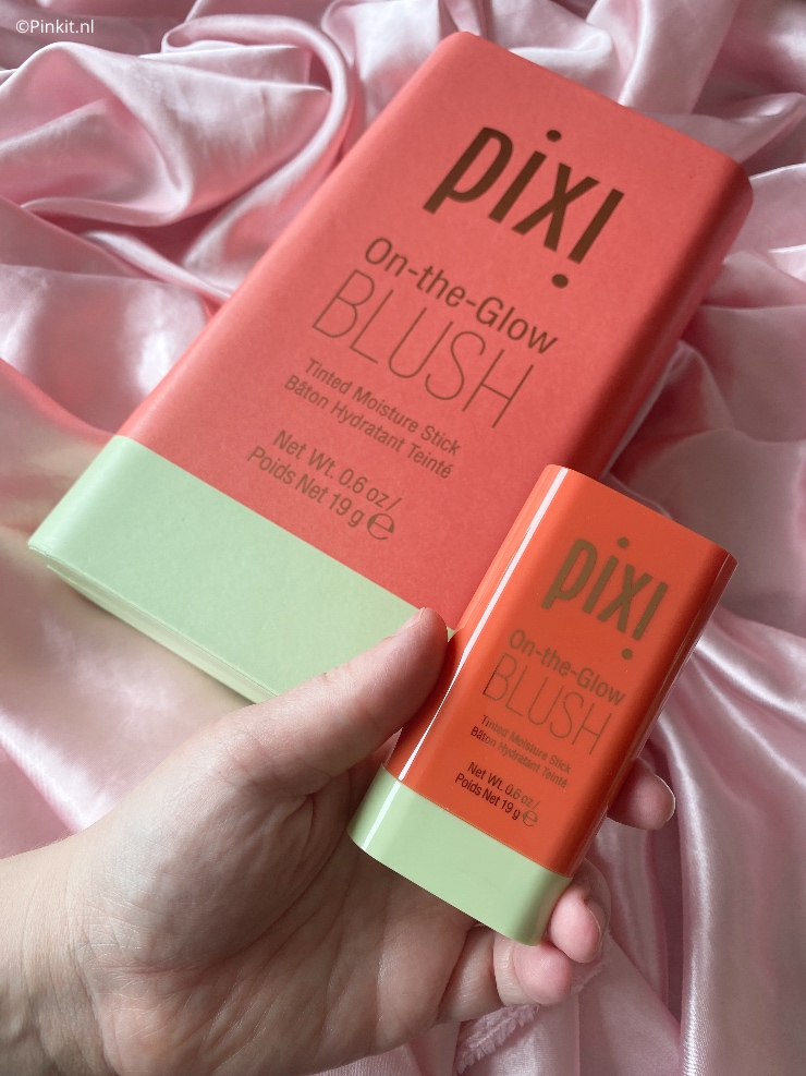 Er is weer een ontzettend tof perspakket binnengekomen van Pixi, met daarin de On-The-Glow Blush in drie verschillende kleuren. Het is een stick blush, perfect voor de zomer! Benieuwd naar de swatches? Kijk dan vooral even verder...