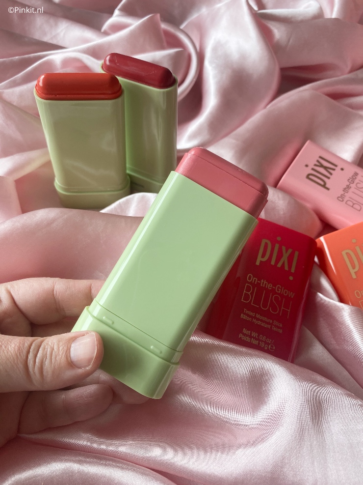 Er is weer een ontzettend tof perspakket binnengekomen van Pixi, met daarin de On-The-Glow Blush in drie verschillende kleuren. Het is een stick blush, perfect voor de zomer! Benieuwd naar de swatches? Kijk dan vooral even verder...