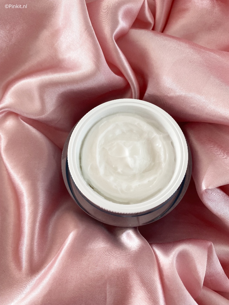Het merk Skyn Iceland ken en gebruik ik alweer een aantal jaar, de afgelopen weken ben ik met de nieuwste lancering genaamd Nordic Renewal Pre & Probiotic Cream aan de slag gegaan. Deze gezichtscrème is een multi-tasker en daar vertel ik in dit artikel wat meer over...