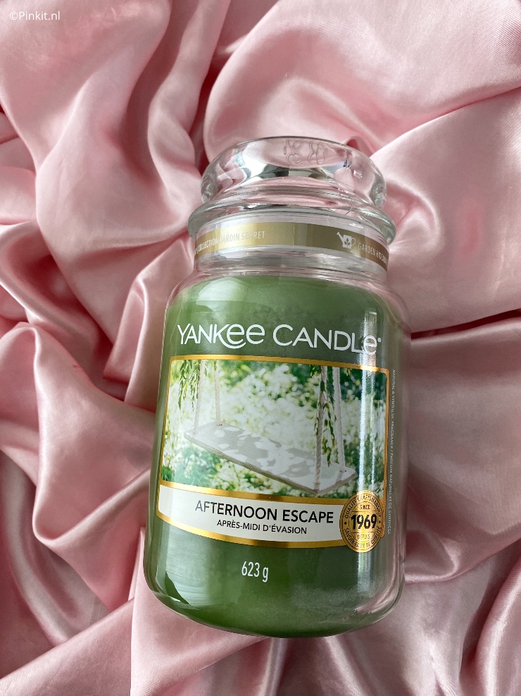Vorige week kwam er een pakket binnen van de nieuwe webshop Scent Circle (er zit ook een winkel in Assen). In het pakket zat o.a. een Yankee Candle Afternoon Escape Large Jar. Deze geurkaars ben ik gelijk gaan branden en aangezien ik diverse volgers en lezers heb die net zoals ik van geurkaarsen houden dacht ik...hier ga ik over schrijven! De geur past namelijk perfect bij het mooie weer en zorgt ook voor een ontspannende sfeer in huis...