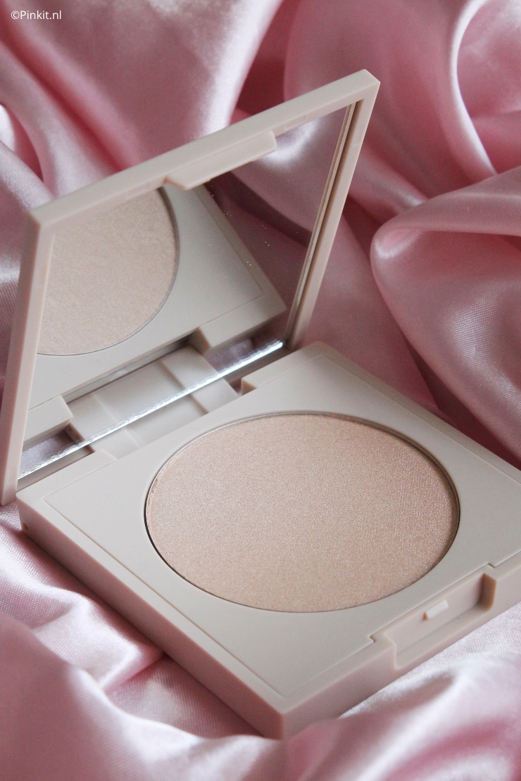 Het merk ILIA Beauty zie ik steeds op social media voorbijkomen, tijd dus om zelf eens wat producten er van te bestellen! De producten van ILIA Beauty zijn o.a. clean, dierproefvrij & vegan, en dit mooie merk is gewoon makkelijk in Nederland verkrijgbaar. Ik bestelde drie producten...tijd dus voor een nieuwe In The Mix!