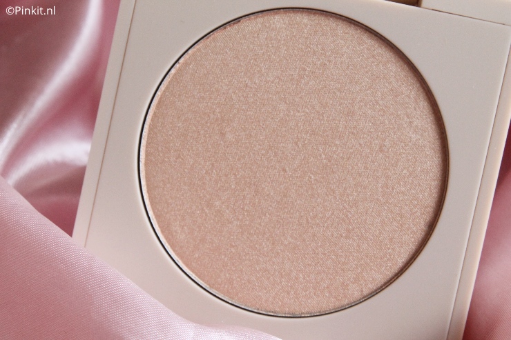 Het merk ILIA Beauty zie ik steeds op social media voorbijkomen, tijd dus om zelf eens wat producten er van te bestellen! De producten van ILIA Beauty zijn o.a. clean, dierproefvrij & vegan, en dit mooie merk is gewoon makkelijk in Nederland verkrijgbaar. Ik bestelde drie producten...tijd dus voor een nieuwe In The Mix!