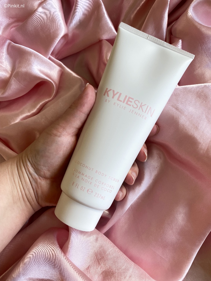 Het merk Kylie Skin is inmiddels alweer een tijdje in Nederland verkrijgbaar en naar veel gemengde reviews gehoord en gelezen te hebben, heb ik zelf maar eens een bestelling geplaatst. Over de lichaamsverzorging had ik nog helemaal geen reviews gezien dus bestelde ik de Kylie Skin Coconut Body Scrub & Body Lotion.