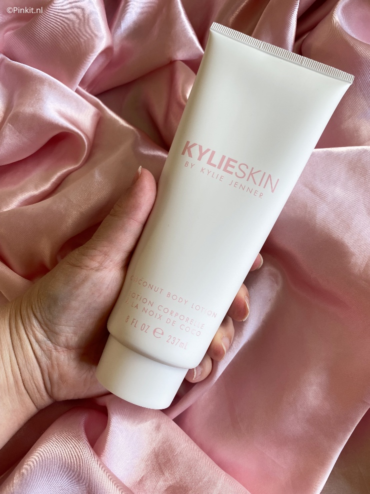 Het merk Kylie Skin is inmiddels alweer een tijdje in Nederland verkrijgbaar en naar veel gemengde reviews gehoord en gelezen te hebben, heb ik zelf maar eens een bestelling geplaatst. Over de lichaamsverzorging had ik nog helemaal geen reviews gezien dus bestelde ik de Kylie Skin Coconut Body Scrub & Body Lotion.