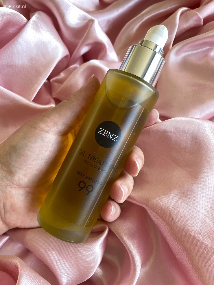 Een product dat multifunctioneel is, zo kan ik het beste - in een beknopte versie - de Oil Treatment Deep Wood No.99 van ZENZ omschrijven. In dit artikel vertel ik wat meer over ZENZ, aangezien dit mijn eerste kennismaking is met dit merk en over hoe je dit product o.a. kan gebruiken.