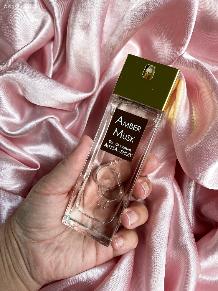 Het merk Alyssa Ashley bestaat al jaren en is vooral bekend vanwege de Musk Oil (gelanceerd in 1969) & Musk Parfum, twee enorm populaire producten. Maar het assortiment is groter en zo komen er ook weer steeds nieuwe lanceringen bij, zoals de 3 nieuwe geuren die ik in dit artikel ga laten zien.