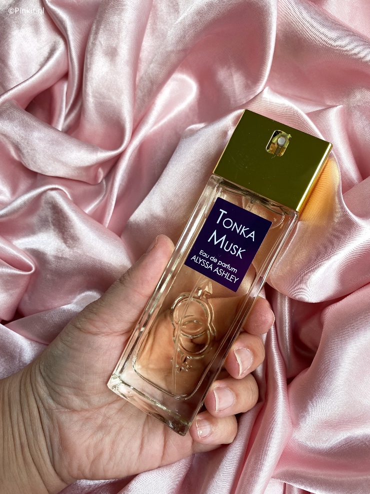 Het merk Alyssa Ashley bestaat al jaren en is vooral bekend vanwege de Musk Oil (gelanceerd in 1969) & Musk Parfum, twee enorm populaire producten. Maar het assortiment is groter en zo komen er ook weer steeds nieuwe lanceringen bij, zoals de 3 nieuwe geuren die ik in dit artikel ga laten zien.