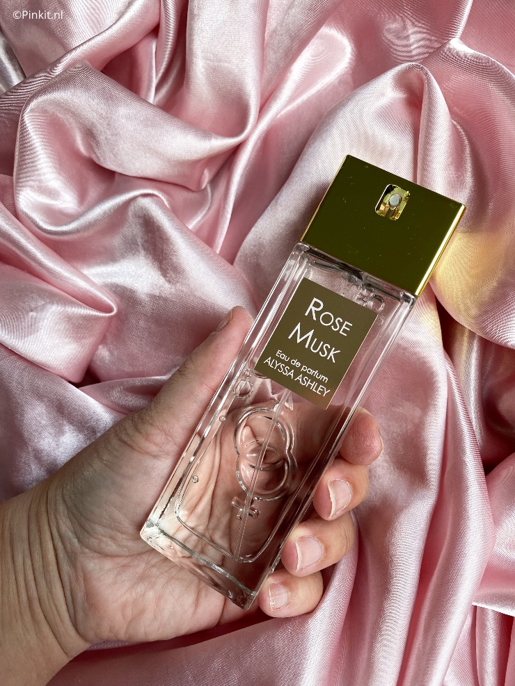 Het merk Alyssa Ashley bestaat al jaren en is vooral bekend vanwege de Musk Oil (gelanceerd in 1969) & Musk Parfum, twee enorm populaire producten. Maar het assortiment is groter en zo komen er ook weer steeds nieuwe lanceringen bij, zoals de 3 nieuwe geuren die ik in dit artikel ga laten zien.