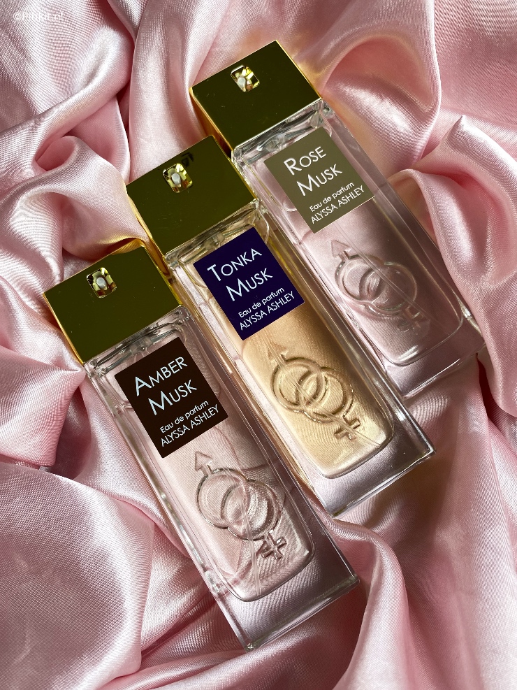 Het merk Alyssa Ashley bestaat al jaren en is vooral bekend vanwege de Musk Oil (gelanceerd in 1969) & Musk Parfum, twee enorm populaire producten. Maar het assortiment is groter en zo komen er ook weer steeds nieuwe lanceringen bij, zoals de 3 nieuwe geuren die ik in dit artikel ga laten zien.