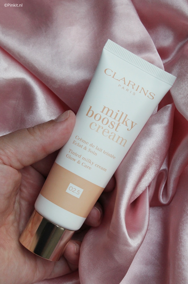 a het enorme succes van de Milky Boost, de eerste foundation op basis van melk met een natuurlijke finish, gaat Clarins nog een stap verder met de lancering van de Milky Boost Cream! Ik heb dit product al een tijdje in gebruik, samen met nog wat andere producten waar ik binnenkort wat meer over vertel...