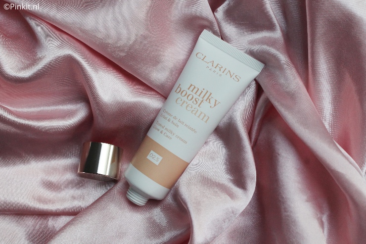 a het enorme succes van de Milky Boost, de eerste foundation op basis van melk met een natuurlijke finish, gaat Clarins nog een stap verder met de lancering van de Milky Boost Cream! Ik heb dit product al een tijdje in gebruik, samen met nog wat andere producten waar ik binnenkort wat meer over vertel...