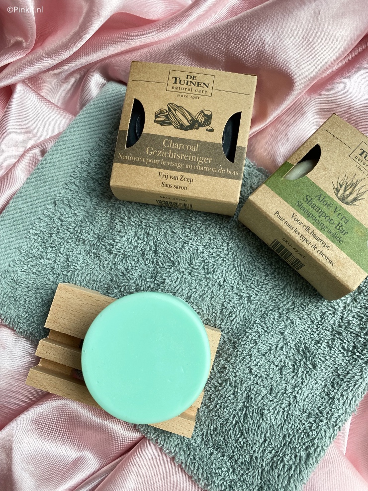 Holland & Barrett presenteert: De Tuinen Soap Bars. Soap bars zijn een natuurlijk en duurzaam alternatief voor gewone vloeibare producten in een plastic fles. De bars zijn handgemaakt in Nederland en op basis van natuurlijke ingrediënten. De lijn bestaat uit vegan-friendly en volledig plasticvrije shampoos, conditioners, een gezichtsreiniger, Aleppo zeep, babyzeep, scheerzeep en een afwaszeep.