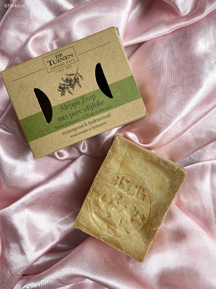 Holland & Barrett presenteert: De Tuinen Soap Bars. Soap bars zijn een natuurlijk en duurzaam alternatief voor gewone vloeibare producten in een plastic fles. De bars zijn handgemaakt in Nederland en op basis van natuurlijke ingrediënten. De lijn bestaat uit vegan-friendly en volledig plasticvrije shampoos, conditioners, een gezichtsreiniger, Aleppo zeep, babyzeep, scheerzeep en een afwaszeep.