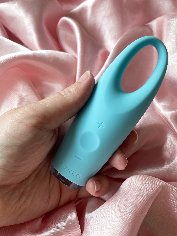 De afgelopen weken ben ik aan de slag gegaan met de FOREO Iris. Mocht je mij al wat langer volgen, dan weet je sowieso dat ik groot FOREO fan ben en dat deze skincare tool op mijn wishlist stond. Ik heb de FOREO Iris getest en het leuke is dat ik ook één exemplaar mag gaan weggeven. 