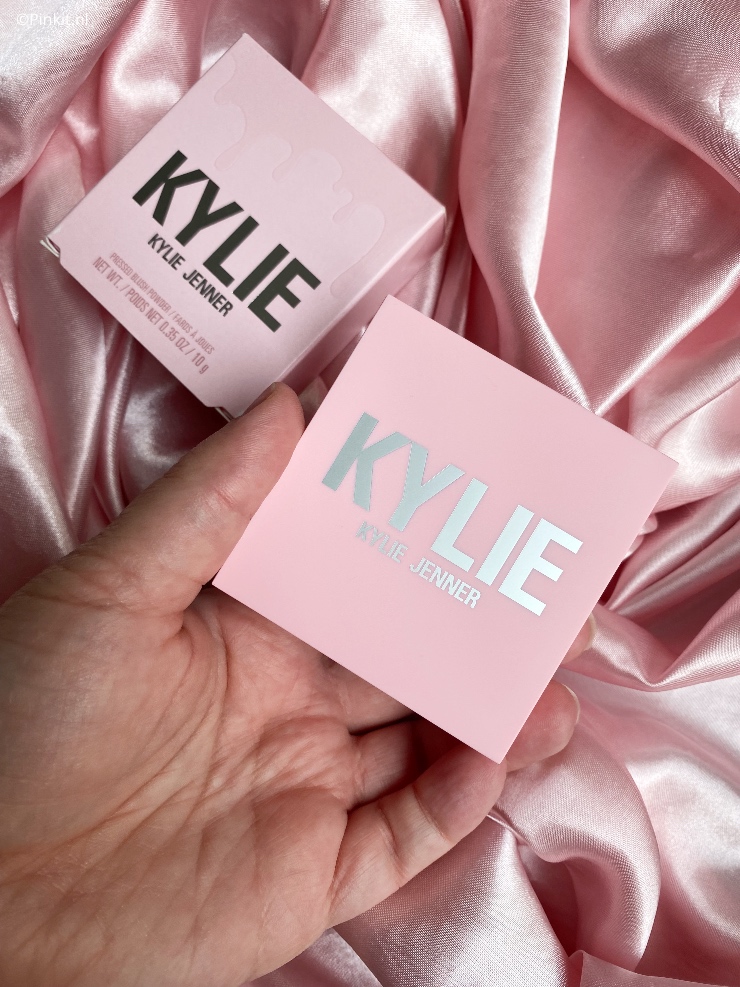 Het merk Kylie Skin is al even verkrijgbaar in Nederland, maar sinds kort is ook Kylie Cosmetics aan het assortiment van Douglas toegevoegd. Dit merk staat al jaren op mijn nog-te-proberen lijstje, ik plaatste dus meteen een bestelling.