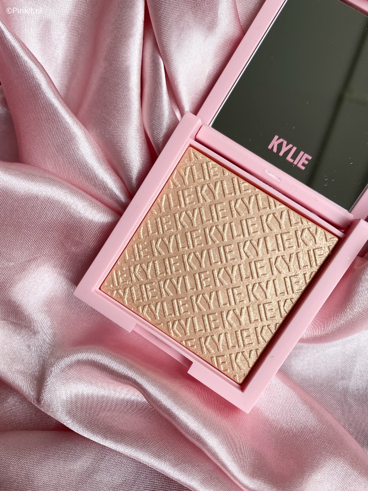 Het merk Kylie Skin is al even verkrijgbaar in Nederland, maar sinds kort is ook Kylie Cosmetics aan het assortiment van Douglas toegevoegd. Dit merk staat al jaren op mijn nog-te-proberen lijstje, ik plaatste dus meteen een bestelling.