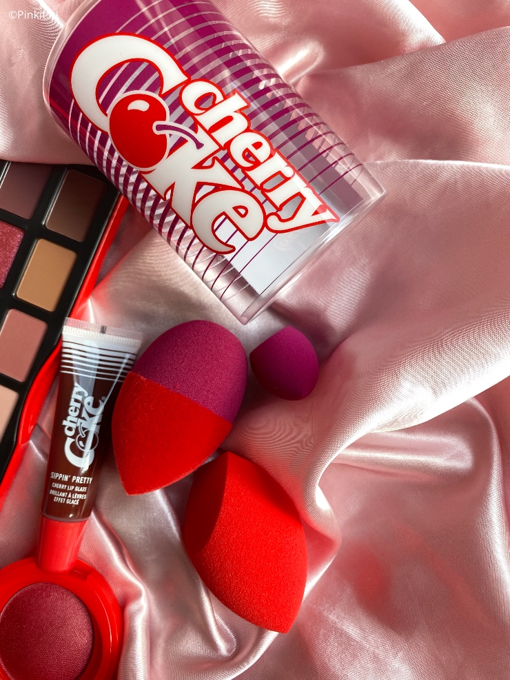Een klassieker met een twist! Maak kennis met Morphe's collectie en samenwerking: Coca-Cola X Morphe Cherry Coke Collection. De items uit deze collectie heb ik als Morphe Glam Fam lid ontvangen en in dit artikel vertel ik daar wat meer over. Ik kan alvast verklappen dat het oogschaduw palette de grote knaller is uit deze collectie...