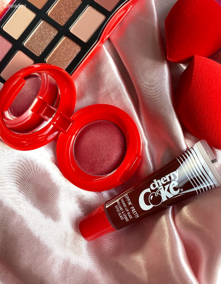 Een klassieker met een twist! Maak kennis met Morphe's collectie en samenwerking: Coca-Cola X Morphe Cherry Coke Collection. De items uit deze collectie heb ik als Morphe Glam Fam lid ontvangen en in dit artikel vertel ik daar wat meer over. Ik kan alvast verklappen dat het oogschaduw palette de grote knaller is uit deze collectie...