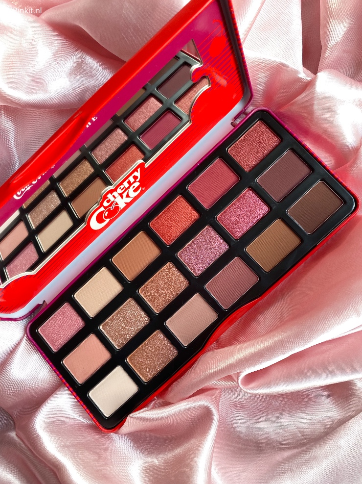 Een klassieker met een twist! Maak kennis met Morphe's collectie en samenwerking: Coca-Cola X Morphe Cherry Coke Collection. De items uit deze collectie heb ik als Morphe Glam Fam lid ontvangen en in dit artikel vertel ik daar wat meer over. Ik kan alvast verklappen dat het oogschaduw palette de grote knaller is uit deze collectie...