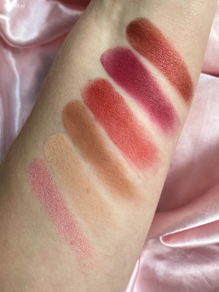 Een klassieker met een twist! Maak kennis met Morphe's collectie en samenwerking: Coca-Cola X Morphe Cherry Coke Collection. De items uit deze collectie heb ik als Morphe Glam Fam lid ontvangen en in dit artikel vertel ik daar wat meer over. Ik kan alvast verklappen dat het oogschaduw palette de grote knaller is uit deze collectie...