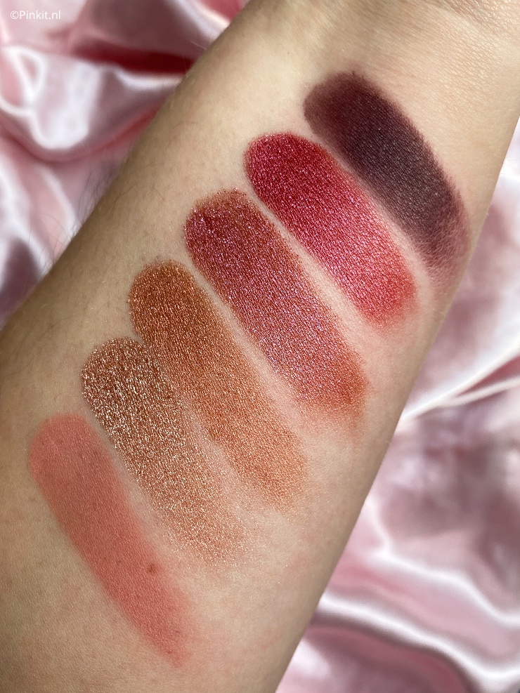 Een klassieker met een twist! Maak kennis met Morphe's collectie en samenwerking: Coca-Cola X Morphe Cherry Coke Collection. De items uit deze collectie heb ik als Morphe Glam Fam lid ontvangen en in dit artikel vertel ik daar wat meer over. Ik kan alvast verklappen dat het oogschaduw palette de grote knaller is uit deze collectie...