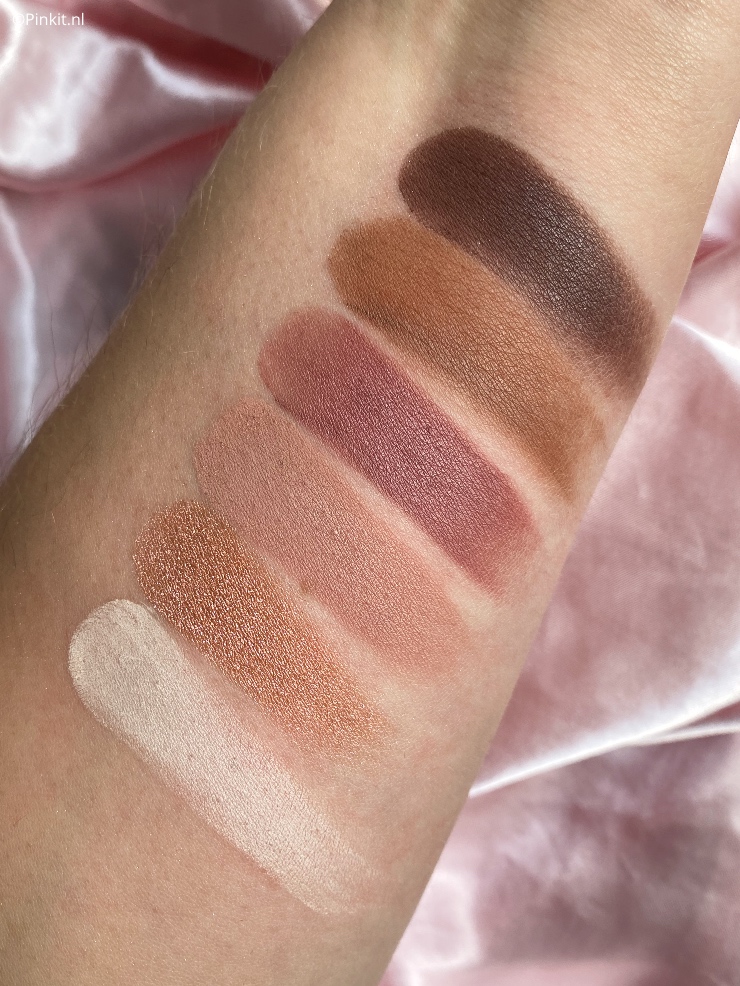 Een klassieker met een twist! Maak kennis met Morphe's collectie en samenwerking: Coca-Cola X Morphe Cherry Coke Collection. De items uit deze collectie heb ik als Morphe Glam Fam lid ontvangen en in dit artikel vertel ik daar wat meer over. Ik kan alvast verklappen dat het oogschaduw palette de grote knaller is uit deze collectie...