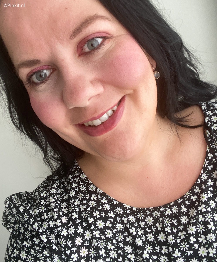 Een klassieker met een twist! Maak kennis met Morphe's collectie en samenwerking: Coca-Cola X Morphe Cherry Coke Collection. De items uit deze collectie heb ik als Morphe Glam Fam lid ontvangen en in dit artikel vertel ik daar wat meer over. Ik kan alvast verklappen dat het oogschaduw palette de grote knaller is uit deze collectie...