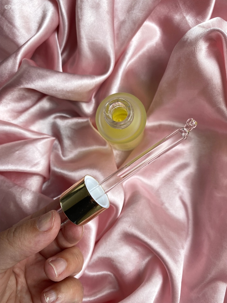 De eerste oplage van het Squalan Gold Facial Serum was al binnen 4 dagen uitverkocht, maar gelukkig is dit serum inmiddels weer te koop! Ik ben de afgelopen weken met het Gold Facial Serum aan de slag gegaan, want als een product zo snel uitverkocht is...dan zegt dat toch eigenlijk al genoeg?!