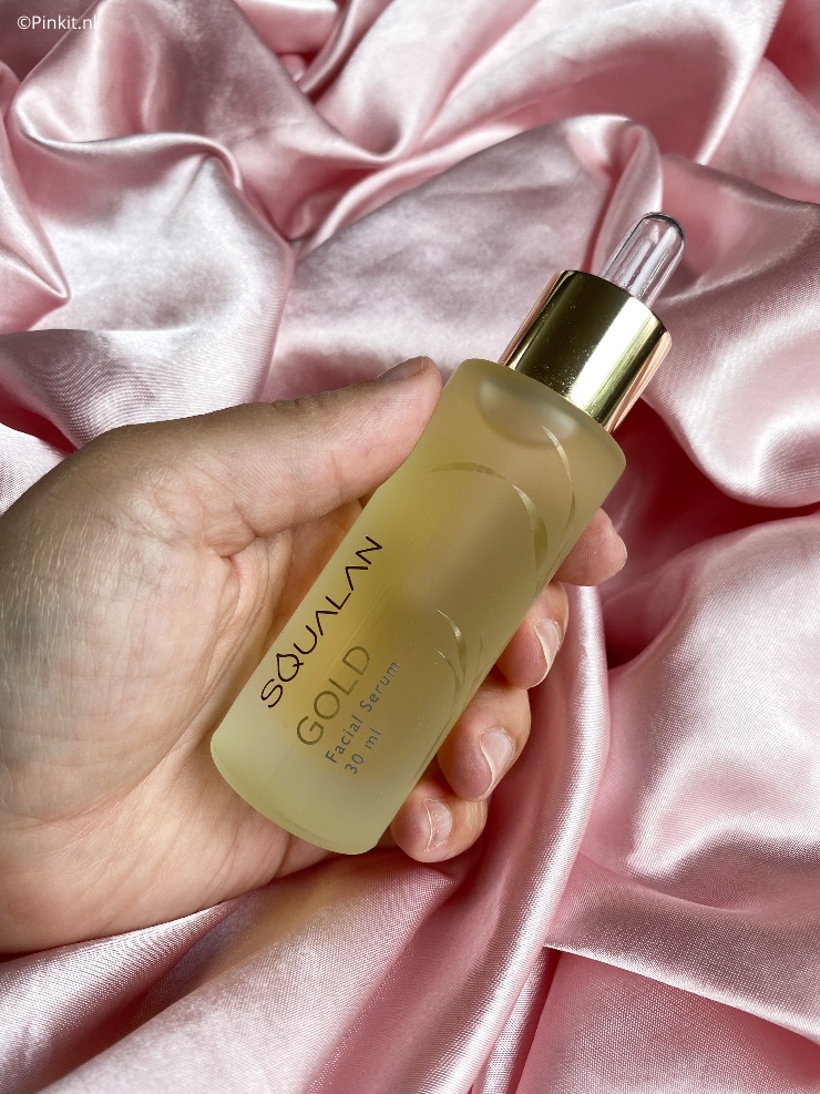 De eerste oplage van het Squalan Gold Facial Serum was al binnen 4 dagen uitverkocht, maar gelukkig is dit serum inmiddels weer te koop! Ik ben de afgelopen weken met het Gold Facial Serum aan de slag gegaan, want als een product zo snel uitverkocht is...dan zegt dat toch eigenlijk al genoeg?!