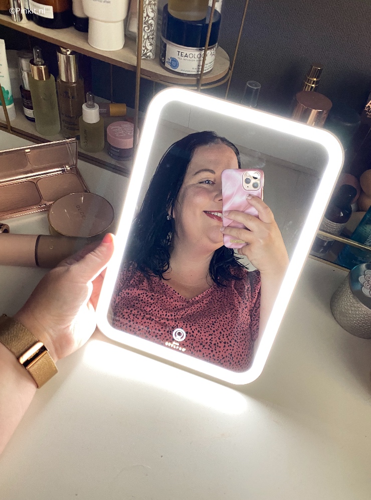 Als je net zoals mij gek bent op beauty, dan is een goede spiegel ook erg belangrijk. Ik gebruik een spiegel tijdens mijn huidverzorgingsroutine (elke ochtend en avond), tijdens het kammen van mijn haar én natuurlijk als ik mijn make-up aanbreng. Ik heb de afgelopen weken de nieuwe Stylpro Glow & Go Mirror getest en daar vertel ik in dit artikel wat meer over...