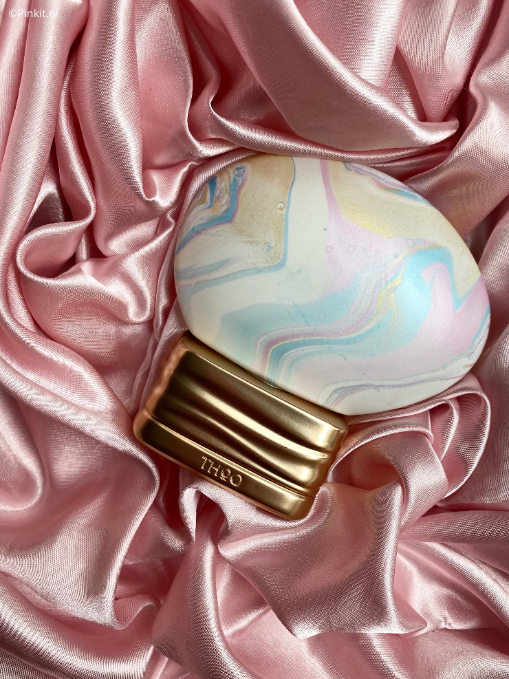 De flacons van THE HOUSE OF OUD heeft iedereen vast wel eens ergens gezien, zo mooi en uniek. En dat past ook wel weer goed bij de nieuwste lancering, genaamd Neverending. Een geur die net zo bijzonder is, daar vertel ik in dit artikel natuurlijk wat meer over.