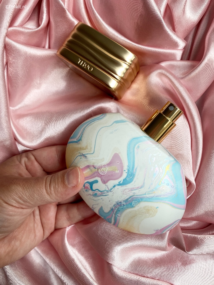 De flacons van THE HOUSE OF OUD heeft iedereen vast wel eens ergens gezien, zo mooi en uniek. En dat past ook wel weer goed bij de nieuwste lancering, genaamd Neverending. Een geur die net zo bijzonder is, daar vertel ik in dit artikel natuurlijk wat meer over.