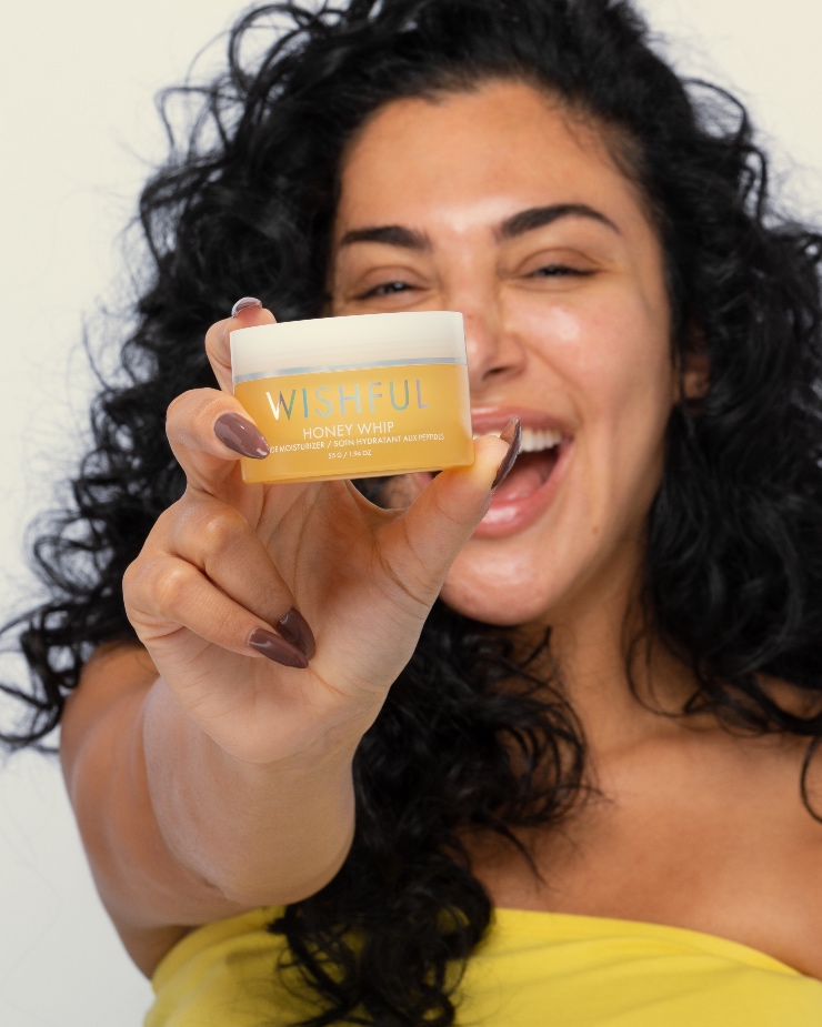 Huda Kattan, wereldwijd beauty-onderneemster en oprichtster van WISHFUL, lanceert Honey Whip Peptide Moisturizer. Een verstevigende, liftende en herstellende crème die de huid voorziet van 30 uur hydratatie. De unieke lightweight formule met onder andere manuka honing, peptiden, collageen en cica, zorgt voor direct resultaat.