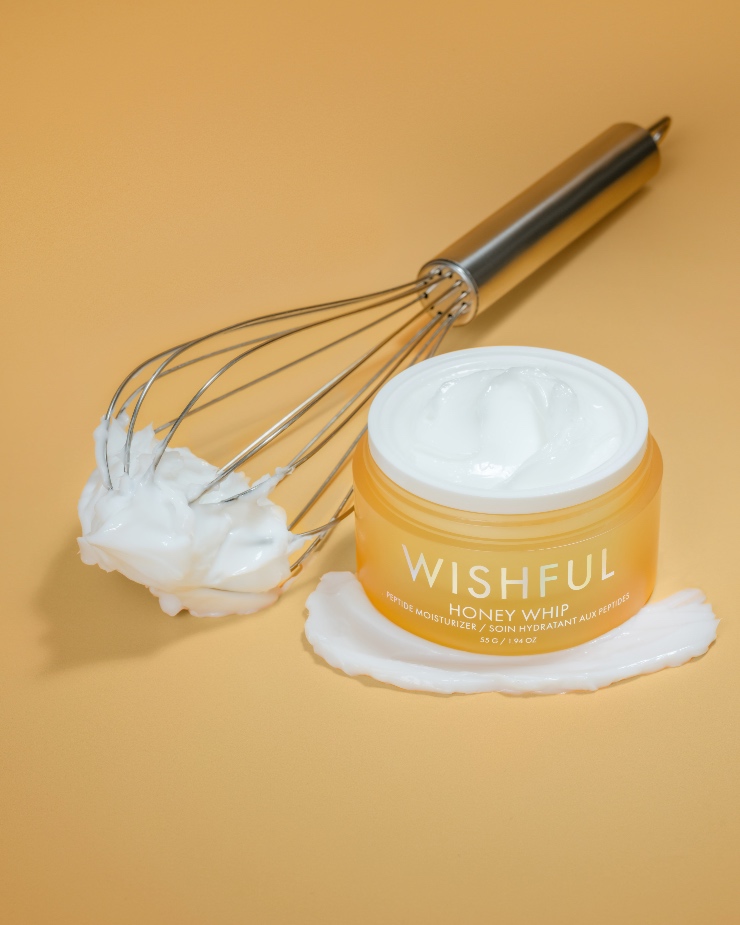 Huda Kattan, wereldwijd beauty-onderneemster en oprichtster van WISHFUL, lanceert Honey Whip Peptide Moisturizer. Een verstevigende, liftende en herstellende crème die de huid voorziet van 30 uur hydratatie. De unieke lightweight formule met onder andere manuka honing, peptiden, collageen en cica, zorgt voor direct resultaat.