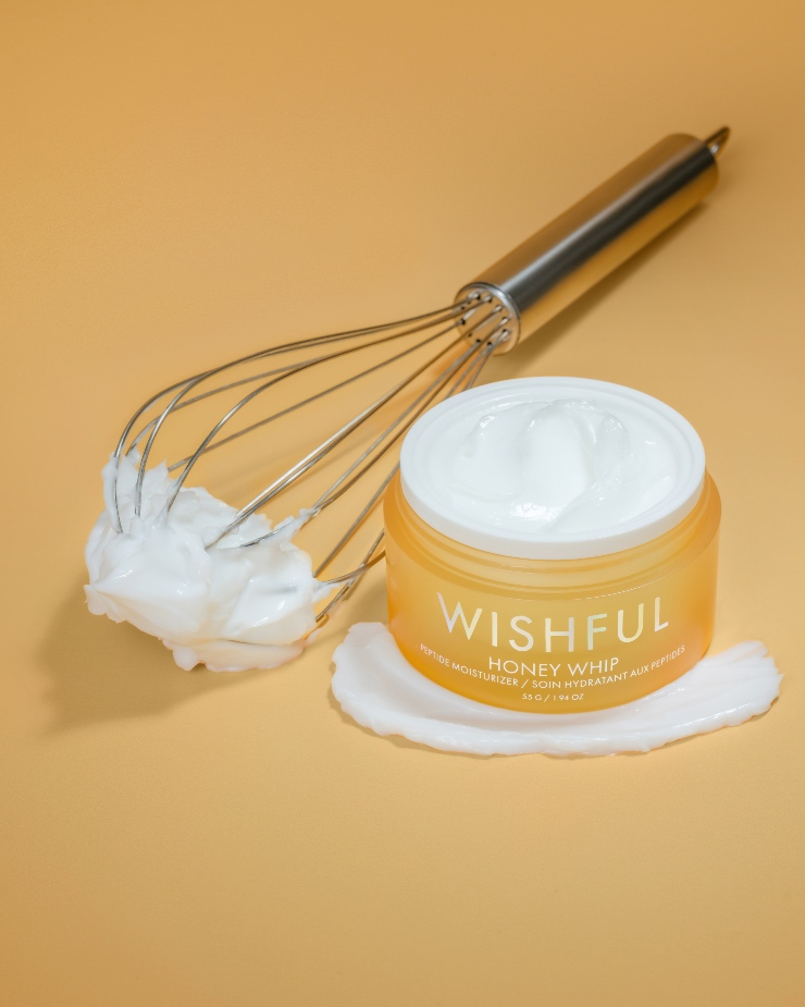 Huda Kattan, wereldwijd beauty-onderneemster en oprichtster van WISHFUL, lanceert Honey Whip Peptide Moisturizer. Een verstevigende, liftende en herstellende crème die de huid voorziet van 30 uur hydratatie. De unieke lightweight formule met onder andere manuka honing, peptiden, collageen en cica, zorgt voor direct resultaat.