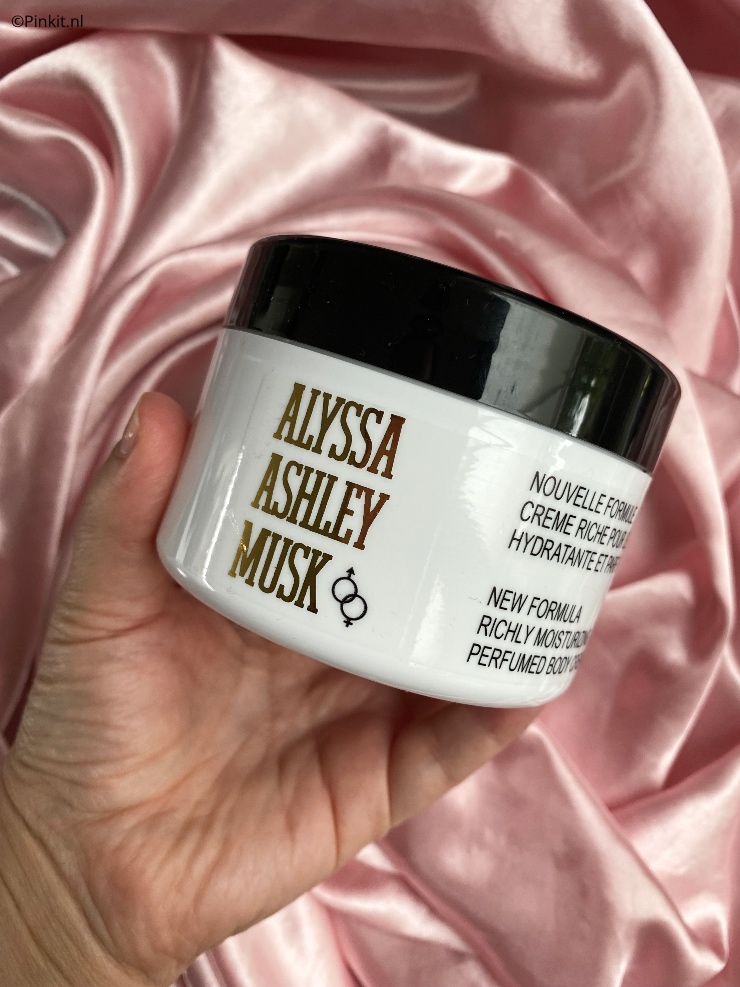 Hoe kan je nog langer genieten van een bepaalde geur? Door een parfum te layeren met matchende body care. Naast een aantal parfums van Alyssa Ashley heb ik ook een aantal body care producten ontvangen en ik dacht daar ga ik een nieuwe In The Mix over schrijven. Dit is namelijk dé manier om nog langer van een geur te genieten en aangezien de koudere maanden er ook weer aan komen, is het sowieso fijn voor je lichaam als je wat extra verzorging zoals een body lotion gaat gebruiken.