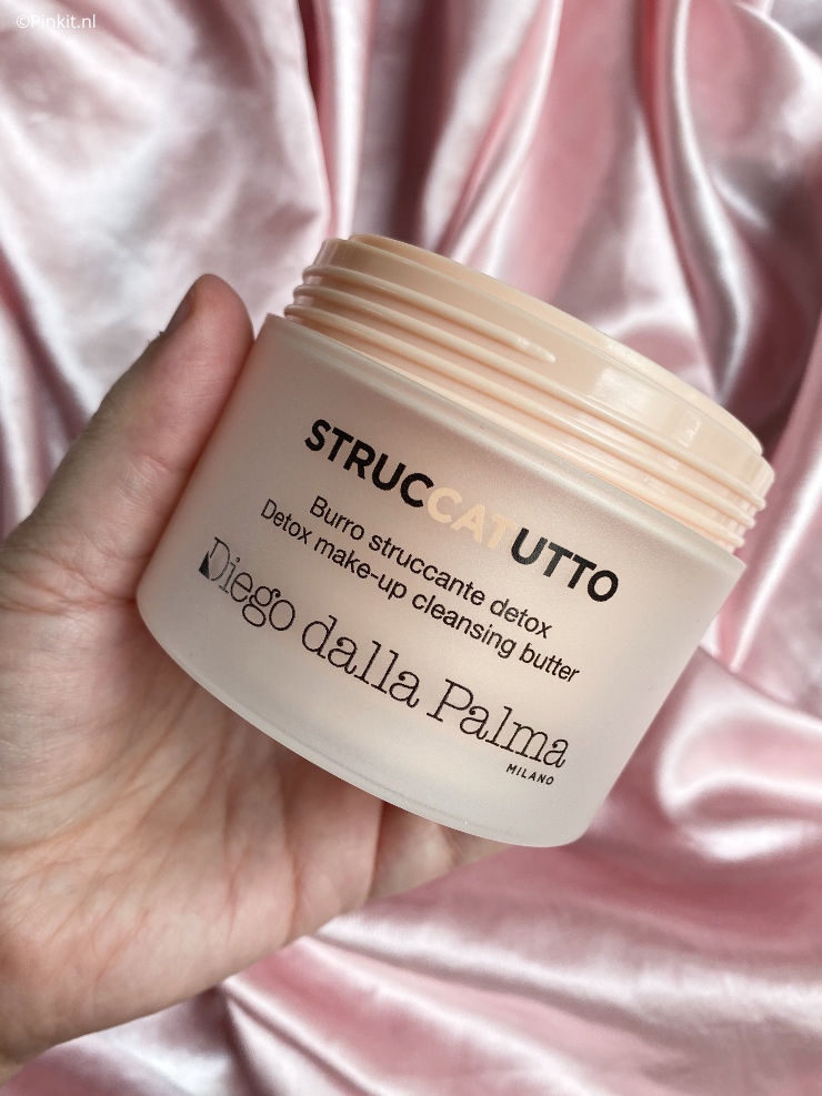 Op dagen dat ik wat meer make-up heb aangebracht, gebruik ik voor het reinigen graag een cleansing butter (balm). Dit is een eenvoudige maar vooral effectieve manier van reinigen, je make-up smelt namelijk als het ware van je gezicht. Ik heb de afgelopen weken de Struccatutto Detox Make-up Cleansing Butter van Diego Dalla Palma getest, daar vertel ik in dit artikel wat meer over...plus hoe je dit product met een leuke korting kan scoren!