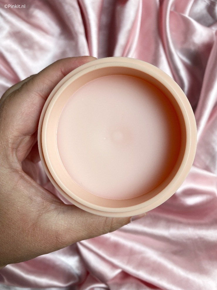 Op dagen dat ik wat meer make-up heb aangebracht, gebruik ik voor het reinigen graag een cleansing butter (balm). Dit is een eenvoudige maar vooral effectieve manier van reinigen, je make-up smelt namelijk als het ware van je gezicht. Ik heb de afgelopen weken de Struccatutto Detox Make-up Cleansing Butter van Diego Dalla Palma getest, daar vertel ik in dit artikel wat meer over...plus hoe je dit product met een leuke korting kan scoren!