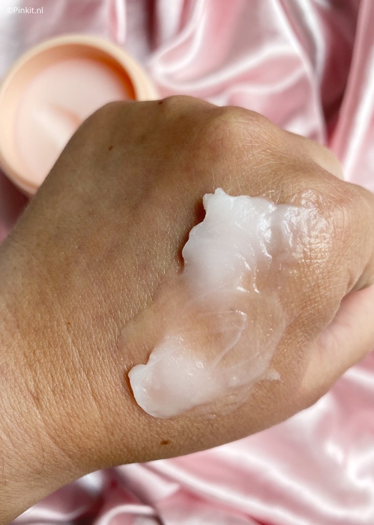 Op dagen dat ik wat meer make-up heb aangebracht, gebruik ik voor het reinigen graag een cleansing butter (balm). Dit is een eenvoudige maar vooral effectieve manier van reinigen, je make-up smelt namelijk als het ware van je gezicht. Ik heb de afgelopen weken de Struccatutto Detox Make-up Cleansing Butter van Diego Dalla Palma getest, daar vertel ik in dit artikel wat meer over...plus hoe je dit product met een leuke korting kan scoren!