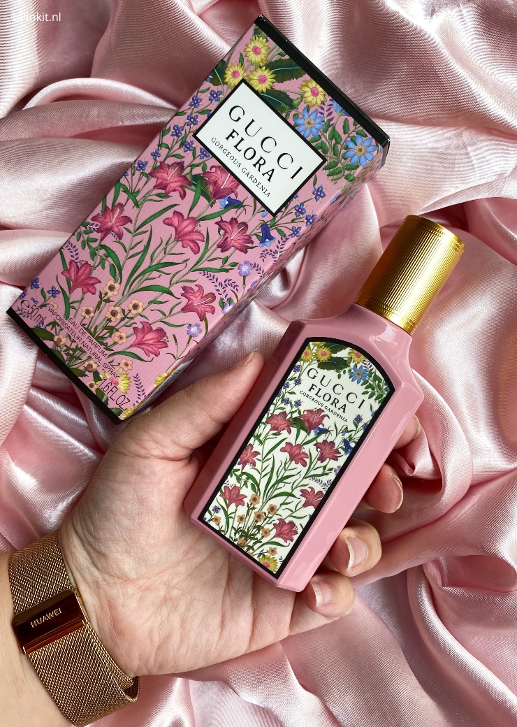 Vorige week was ik jarig en werd ik verrast door mijn dochter en vriend met de nieuwe Gucci Flora Gorgeous Gardenia Eau de Parfum. Deze nieuwe lancering stond bovenaan mijn wishlist vanwege 3 redenen: ik ben dol op Gucci Beauty, de roze flacon en ik ben al jaren gek op de muziek van Miley Cyrus (zij is het gezicht van de #FloraFantasy-campagne).