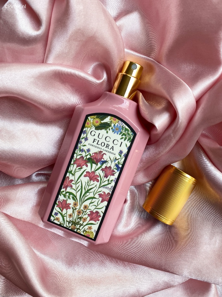 Vorige week was ik jarig en werd ik verrast door mijn dochter en vriend met de nieuwe Gucci Flora Gorgeous Gardenia Eau de Parfum. Deze nieuwe lancering stond bovenaan mijn wishlist vanwege 3 redenen: ik ben dol op Gucci Beauty, de roze flacon en ik ben al jaren gek op de muziek van Miley Cyrus (zij is het gezicht van de #FloraFantasy-campagne).