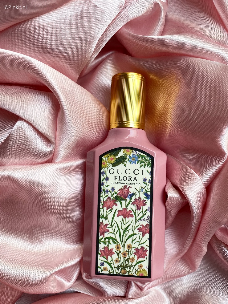Vorige week was ik jarig en werd ik verrast door mijn dochter en vriend met de nieuwe Gucci Flora Gorgeous Gardenia Eau de Parfum. Deze nieuwe lancering stond bovenaan mijn wishlist vanwege 3 redenen: ik ben dol op Gucci Beauty, de roze flacon en ik ben al jaren gek op de muziek van Miley Cyrus (zij is het gezicht van de #FloraFantasy-campagne).