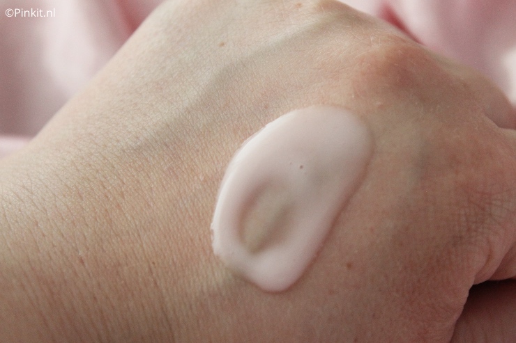 Zoals ik bij de andere Juvena reviews heb geschreven, ben ik momenteel een aantal producten van dit mooie merk aan het testen. Ik review de producten in volgorde van gebruiken, vandaag is het dus tijd voor de Juvena Retinol & Hyaluron Cell Fluid. Dit product heb ik net zoals de andere items al een aantal weken in gebruik, omdat ik voor huidverzorging graag rustig de neem voor het testen.