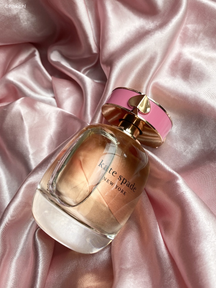 Deze maand lanceert Kate Spade New York een nieuwe geur geïnspireerd door de kenmerkende symbolen van het populaire Amerikaanse modemerk. Het eau de parfum: Kate Spade New York, is een vrolijke en vrouwelijke geur die staat voor onafhankelijkheid.